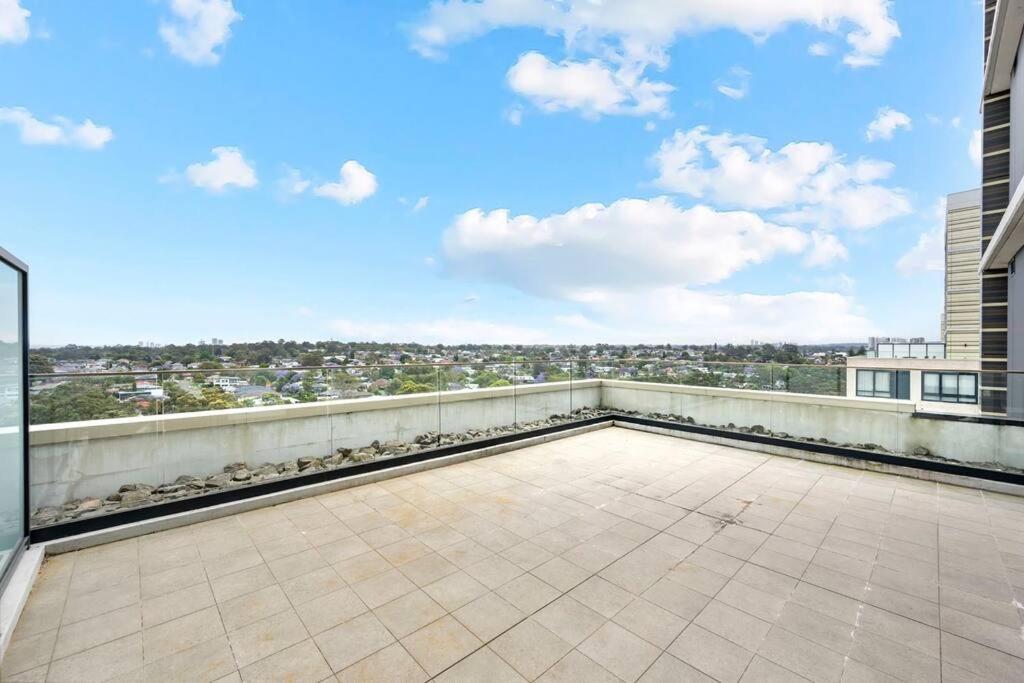 Cozy 1br & Study Retreat With Outdoor Pool In Mq Apartment Sydney